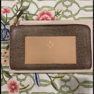 India Hicks the Reserve Wallet in island  gecko.